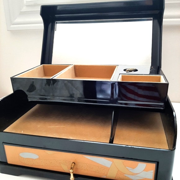 Musical Cosmetic/Jewelry Box - Picture 4 of 8